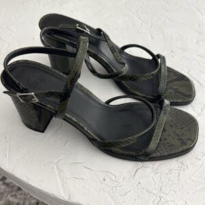 Urban outfitters green snake reptile print short heel